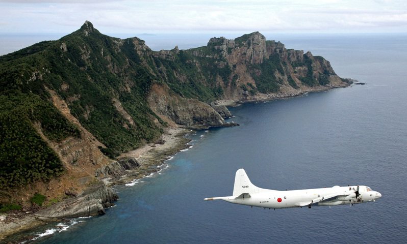 日本陸上自衛隊展開超大規模軍演，其實就是釣魚台列嶼海域。圖為日本海上自衛隊P-3獵戶座海上巡邏反潛機飛越釣魚台。美聯社