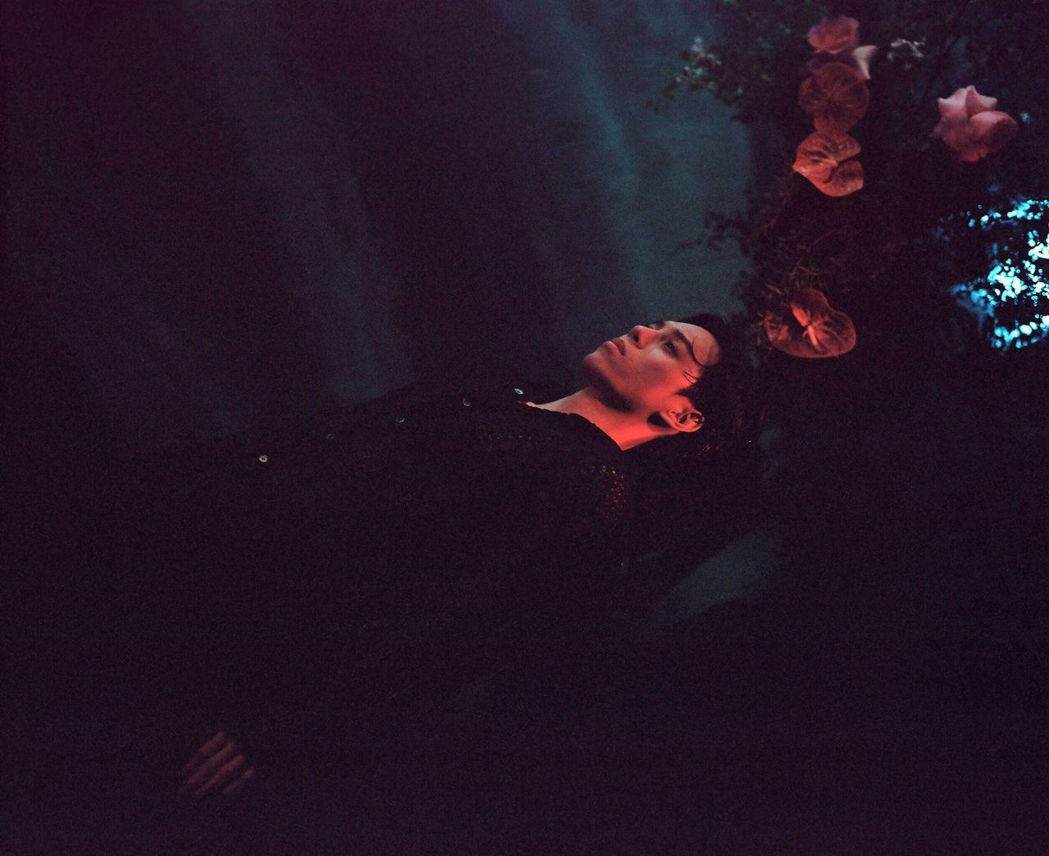 孫麥傑躺在水波盪漾的水池中數小時，利用光影與水波紋，打造極致美學。圖／誠葳廣告提供