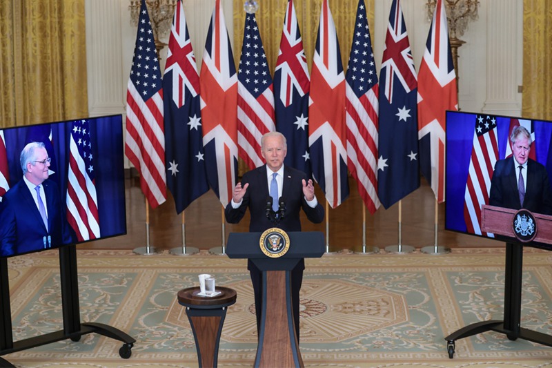 美國總統拜登（中）、英國首相強生（右）和澳洲總理莫里森（左）16日透過視訊共同舉行記者會，發布聯合聲明宣布成立三國新安全倡議AUKUS。 歐新社