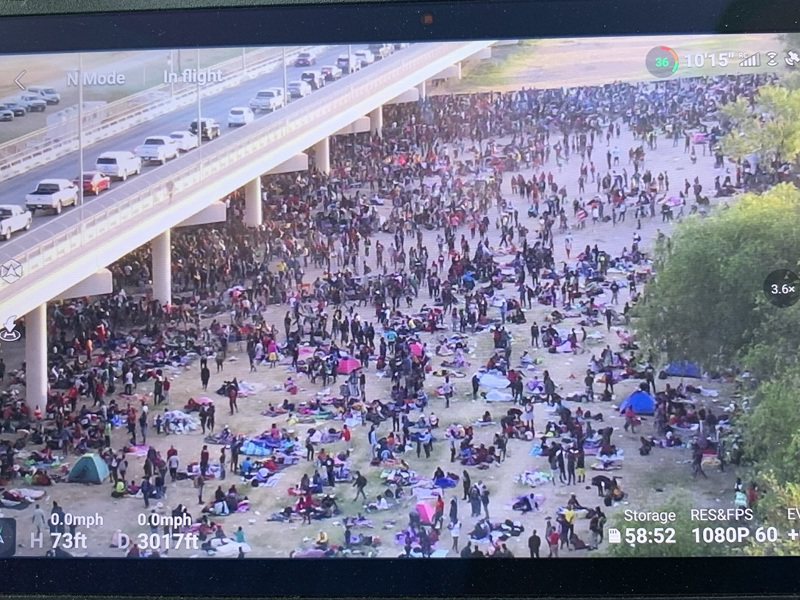 德州德里欧市长洛萨诺指出，通往墨西哥的国际桥下人群现已达10503人。福斯新闻用无人机拍到惊人画面后，联邦航空管理局（FAA）随后发布通知，暂时禁止无人机再飞越该条桥樑。画面翻摄：Twitter/BillFOXLA(photo:UDN)