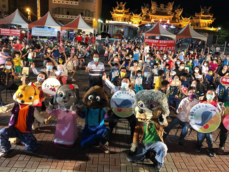 台南市「藝如春風走透透」活動昨晚在南區灣裡萬年殿前登場，為地方帶來歡樂。圖／南區公所提供