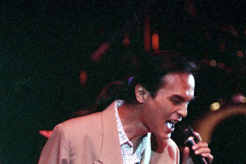 1990年9月18日，身患肝癌的歌手薛岳舉行演唱會，在台上熱情演唱。圖／聯合報系資料照片