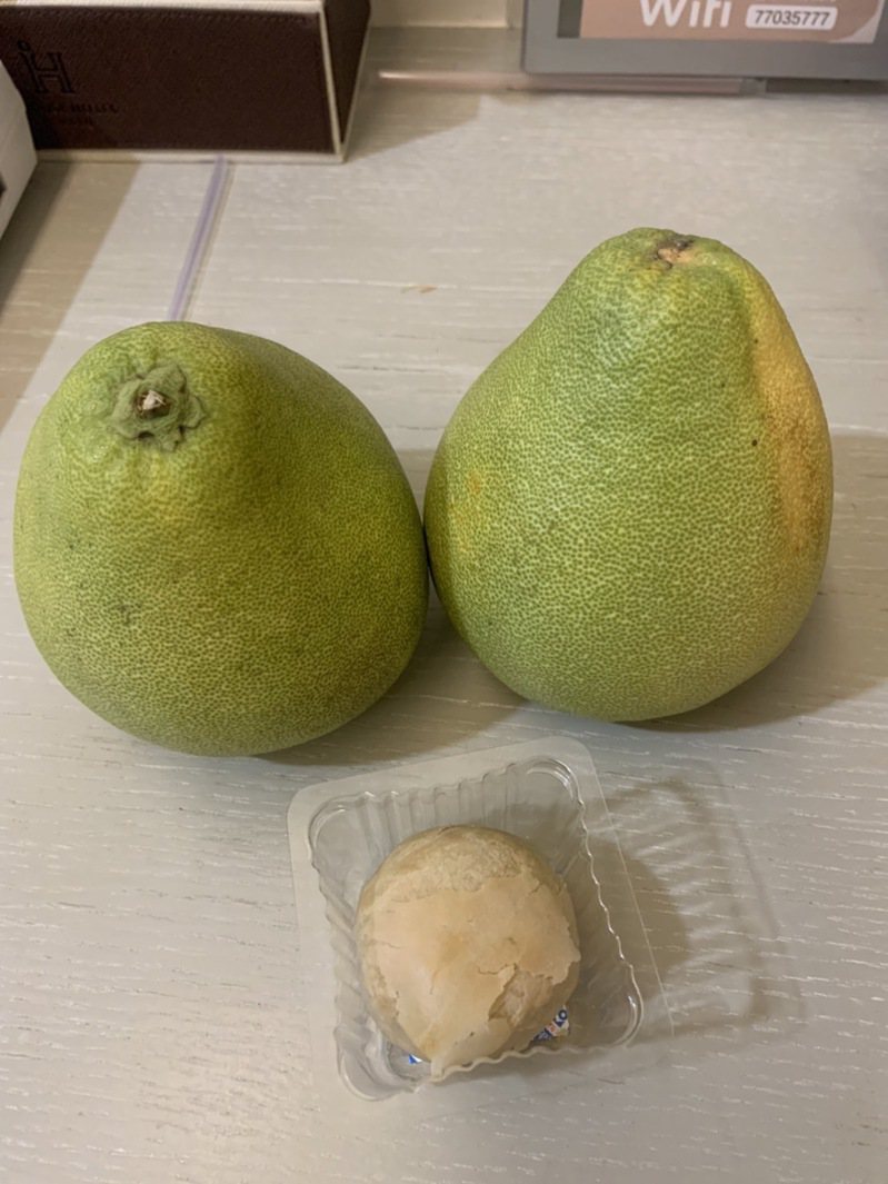 防疫旅館居隔戶收到醫院送的兩顆柚子及一顆芋頭酥。圖／讀者提供
