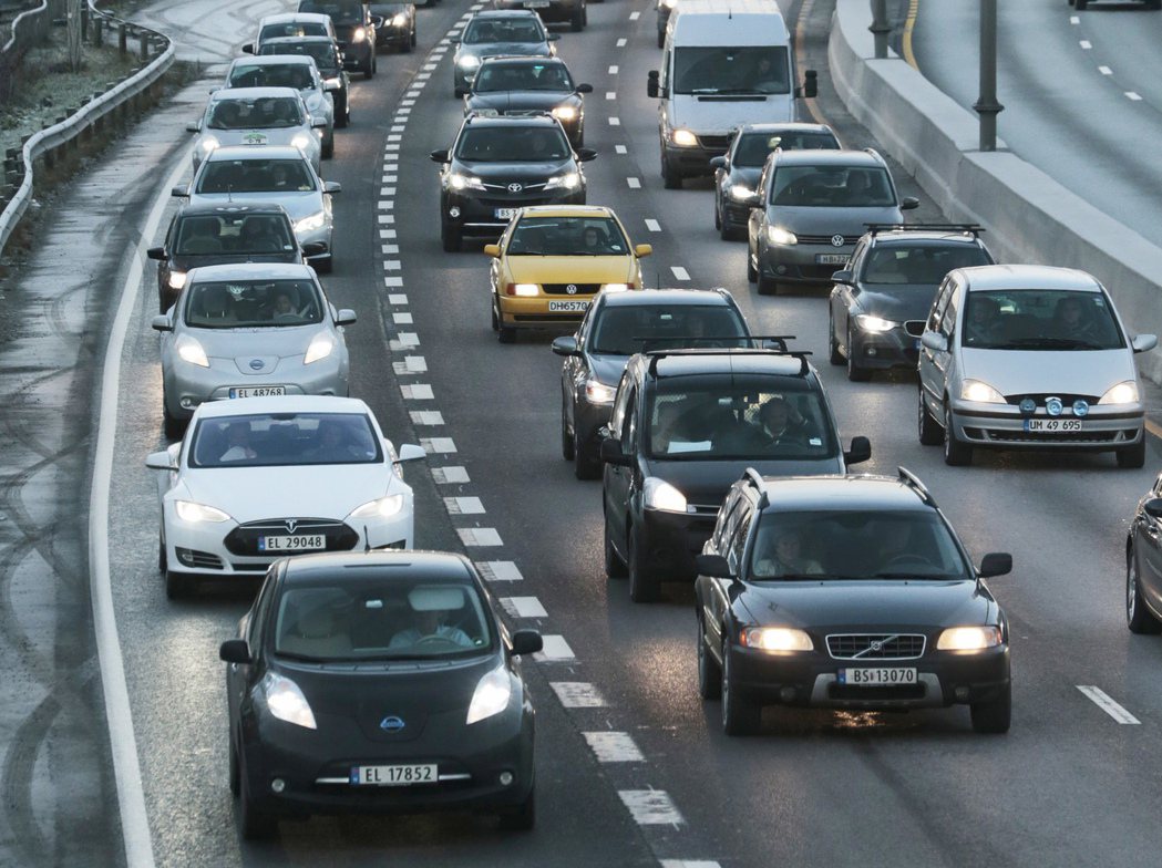挪威政府針對電動車使用者提供許多獎勵措施，包括高速公路收費減半或免費、可行駛公車...