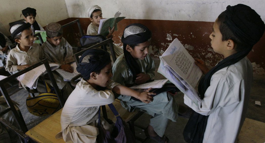 阿富汗坎達哈省一座城市的宗教學校男學生2008年7月正帶領同學朗誦課文。美聯社