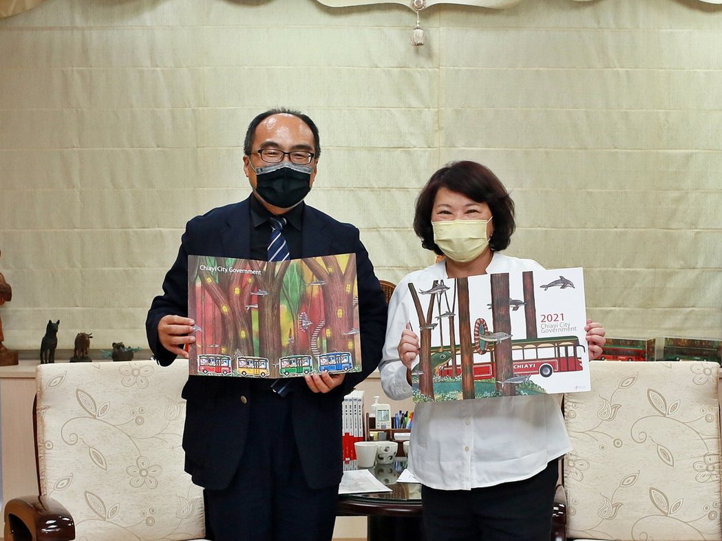 經濟部工業局局長呂正華（左）與嘉義市長黃敏惠一同合影。 嘉義市政府/提供