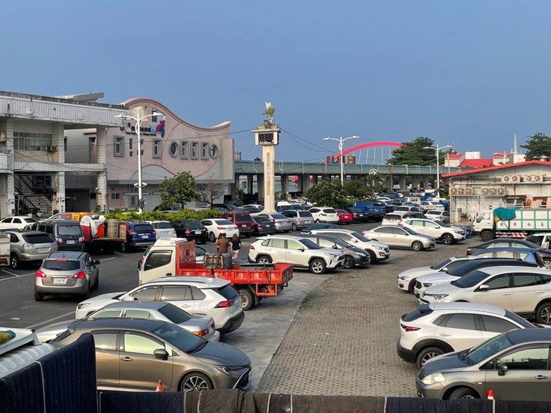 中秋連假首日東琉碼頭湧入大量到小琉球旅客，東港漁市場車位已達9成滿。圖／警方提供