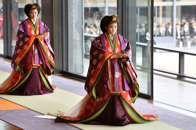 日本皇嗣秋篠宮有2個女兒，大女兒真子（前）端莊大方，小女兒佳子（後）更是日本皇室的「漂亮寶貝」。路透