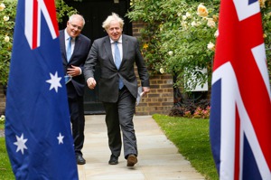 英美澳三方16日宣布簽訂安全協議Aukus後，媒體才披露，澳洲總理莫里森（左）及英國首相強生在今年6月的七大工業國峰會中，即已商談此事。圖為兩人6月15日在英國倫敦首相府舉行聯合記者會。歐新社