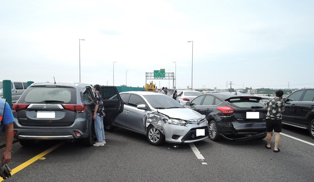 國道A1類交通事故的肇事型態以「追撞」為大宗，占比高達45%，其中又以「未注意車前狀況」為主要肇因，占30％以上。記者劉星君／翻攝
