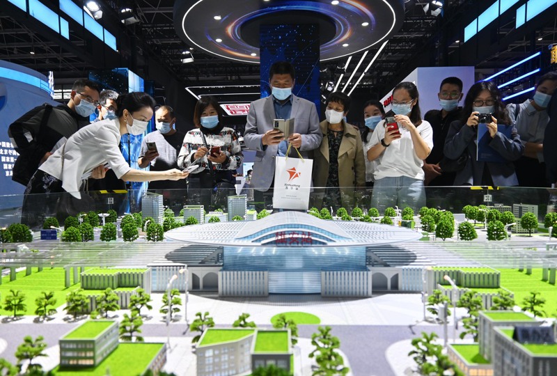 「2021中國國際數字經濟博覽會」日前在河北省石家莊市開幕。圖為雄安新區城市建設的相關沙盤模型受到關注。中新社