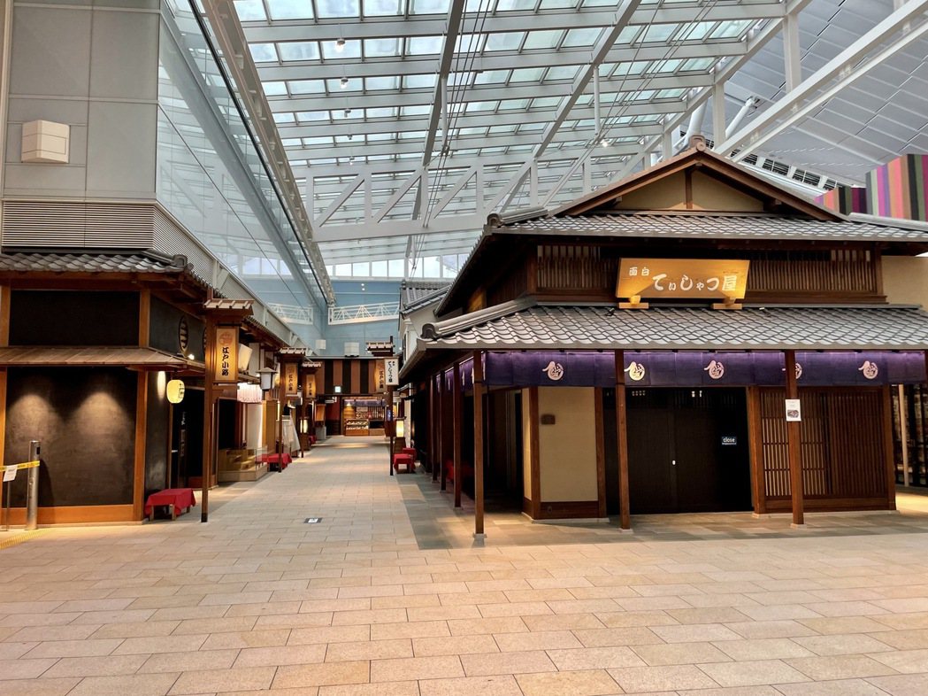 失去遊客的羽田機場改變很多，旅人熟悉的店家幾乎都沒開。圖／張維中提供