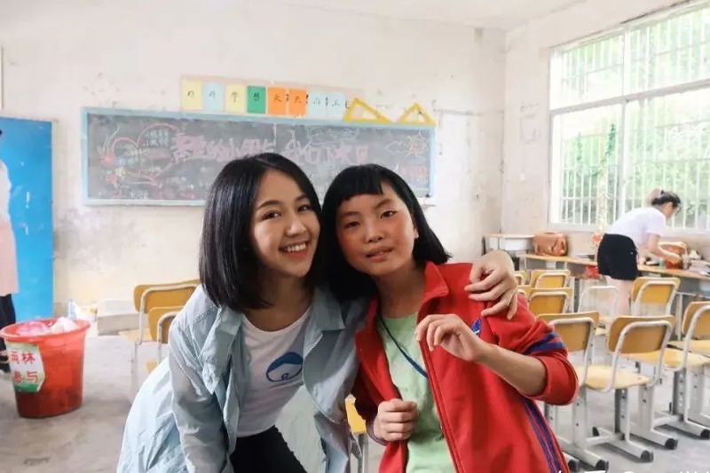 最近，一個「連續10年去湘西支教」的海歸女碩士火了，這個女孩叫龍晶睛（左）。圖／取自知乎
