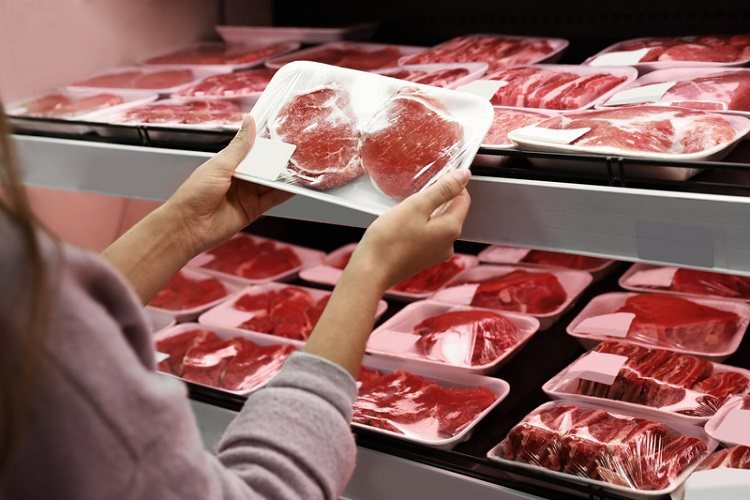 超市賣的冷藏肉盒裝上，都會標明切製日期，應視需要量購買。