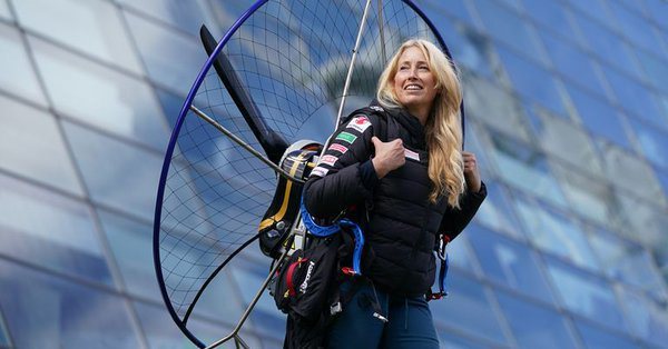 即将完成环绕英国3000英里飞行壮举的动力飞行伞家莎嘉．丹契（Sacha Dench）与她的伙伴在空中相撞坠地，造成她重伤，她的伙伴丧生的意外事件。图／取自推特(photo:UDN)