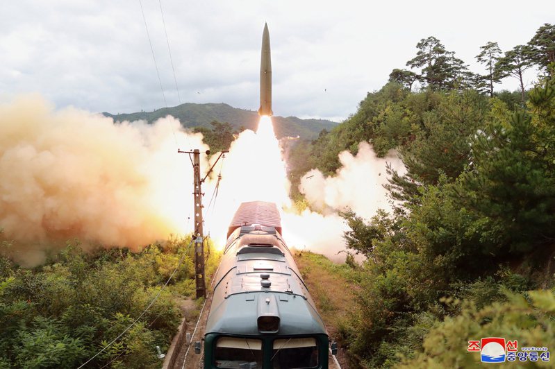 北韓外交部20日警告，美國與澳洲達成協議，美國將協助澳洲建造核子動力潛艦，將引發亞太地區「核武競賽」。圖為北韓從火車上試射飛彈。歐新社