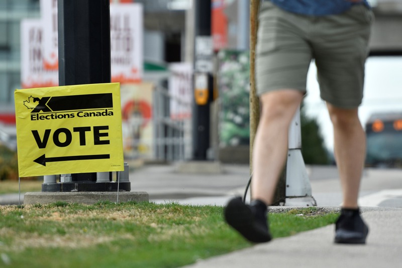 加拿大20日舉行聯邦大選，圖為卑詩省本拿比市一處提前投票所外的指示標誌。路透