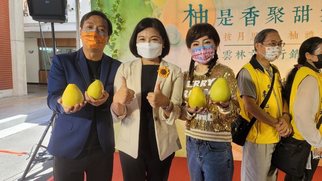 王中平（左）、雲林縣長張麗善、王彩樺日前出席促銷柚子活動。圖／民視提供