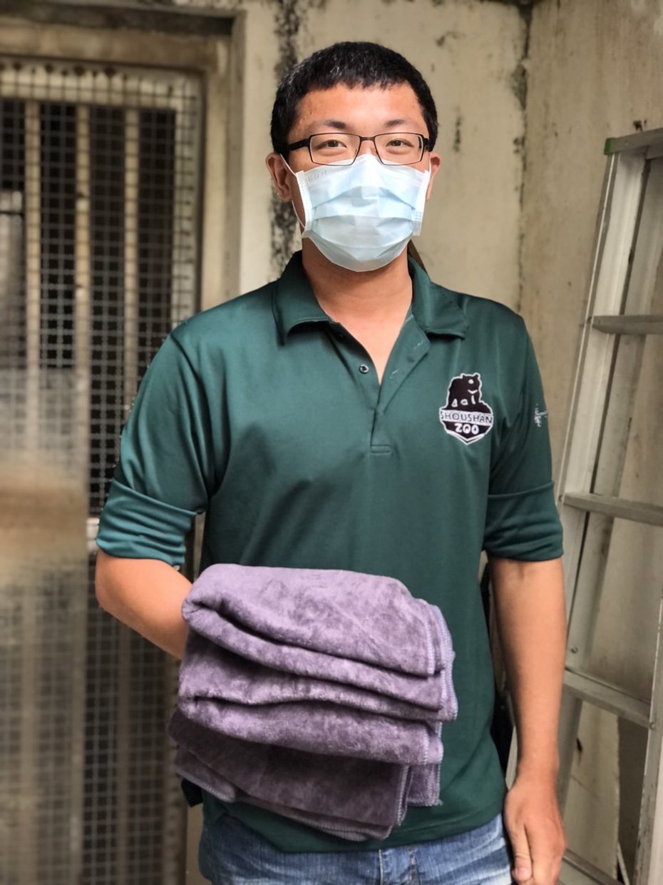 33歲陳永仁當保育員快4年，負責照顧靈長類動物，他手上拿的乾淨浴巾是為紅毛猩猩準備的玩具。記者王慧瑛／攝影