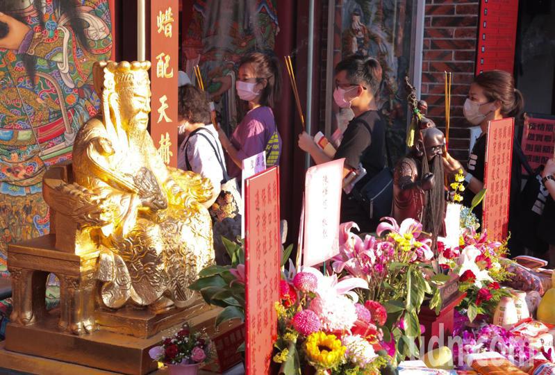 單身男女經常會向月老祈求姻緣。圖為信眾在台北市迪化街的霞海城隍廟拜月老。記者黃義書／攝影