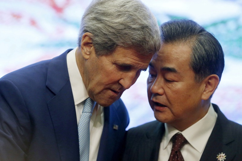 拜登的氣候變遷特使柯瑞（John Kerry）是少數還能與中國頻繁接觸的美方官員。右為中國大陸外交部長王毅。路透資料照片