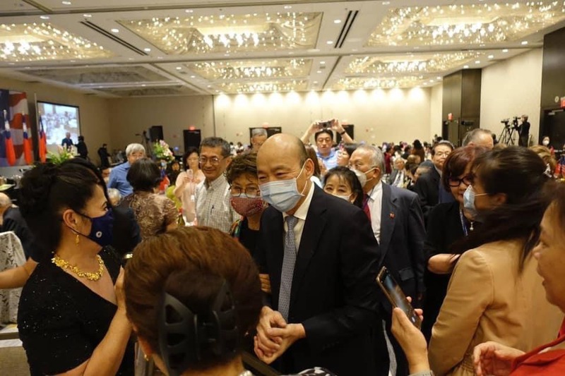 韓國瑜出席在美國芝加哥舉行的「全美台灣同鄉聯誼會第43屆年會」，受到僑胞熱情簇擁。 圖／翻攝自韓國瑜臉書