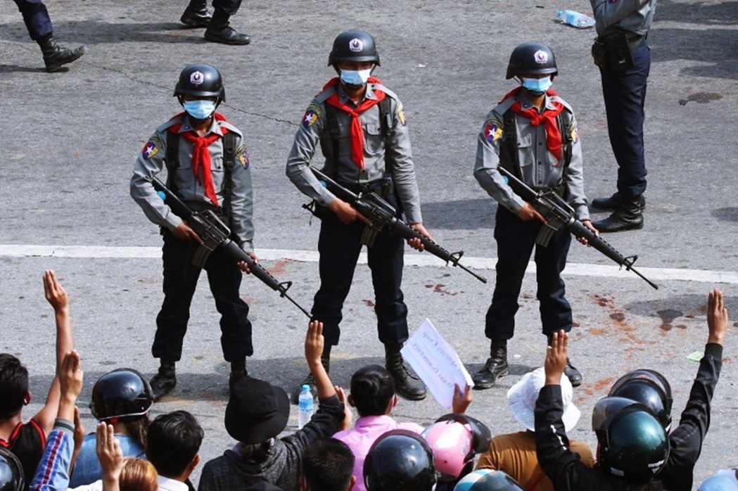 圖為上街鎮壓反抗者的緬甸警察。 圖／歐新社