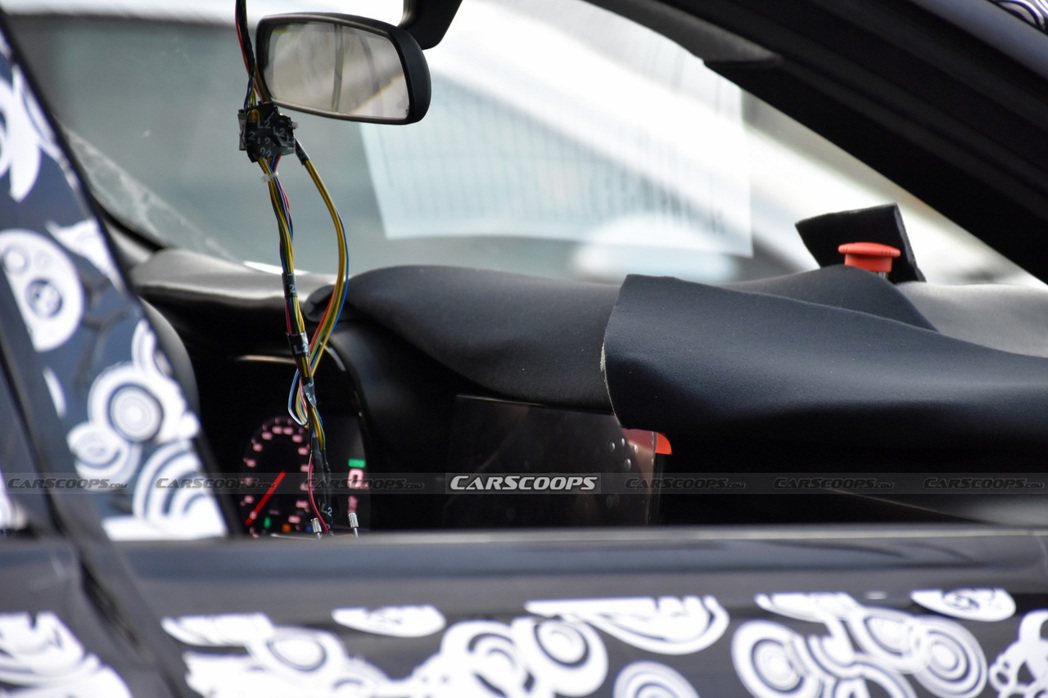 Alfa Romeo Tonale 內裝可看見中央螢幕與指針儀表板。 摘自Car...
