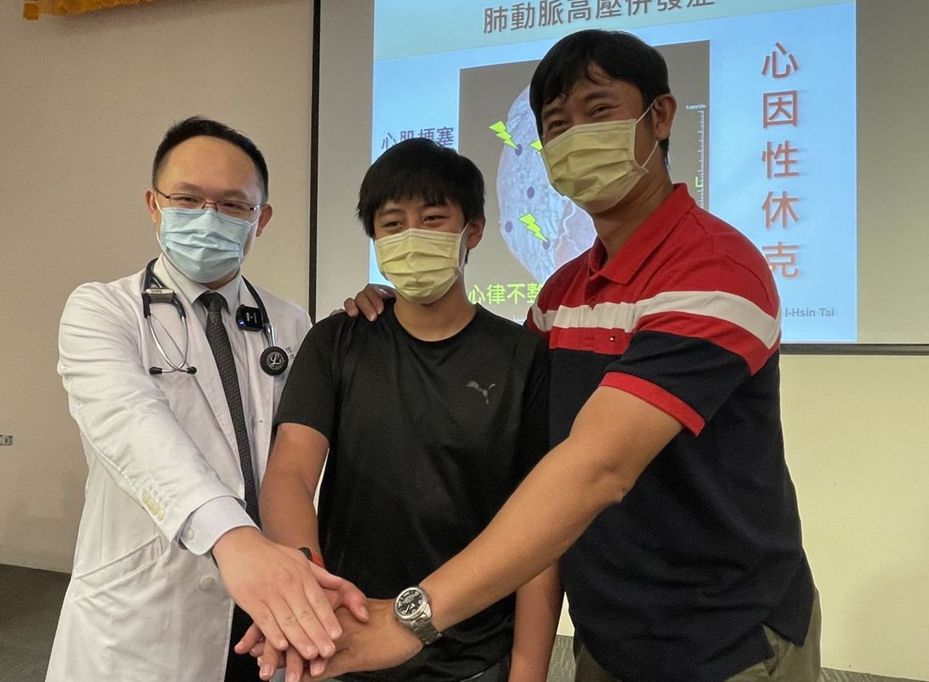 高一男學生（中）在其父（右）陪同下，感謝醫師戴以信（左）治療與支持。圖／中國醫藥大學兒童醫院提供