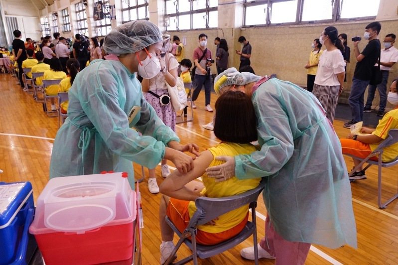 台北市政府今起替年滿12歲至未滿18歲的青少年進行BNT疫苗校園接種服務，首日共替六所校園進行疫苗施打。圖／北市府提供