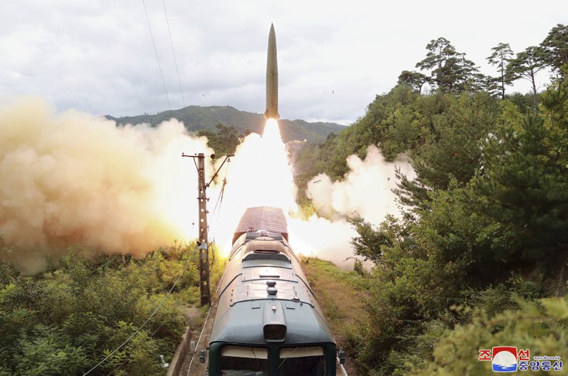 北韓15日由鐵路載具試射兩枚短程彈道飛彈，落入日本海的日本經濟海域，使亞洲強權過去10年發動的軍備競賽升溫。 美聯社