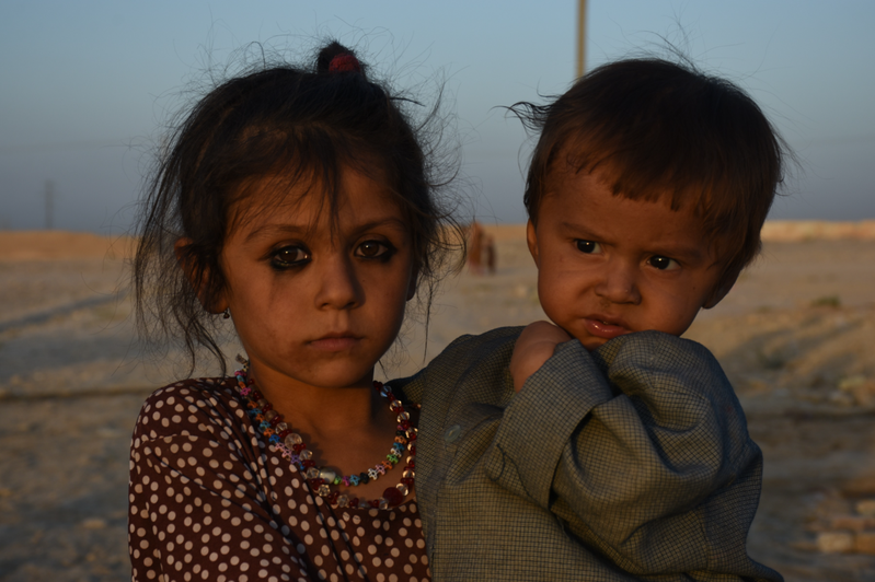 图为阿富汗马扎里沙里夫难民营一名抱着弟弟的女孩。据联合国有关机构统计，今年以来，已有超过63.4万阿富汗人由于战火被迫逃离家园。新华社(photo:UDN)