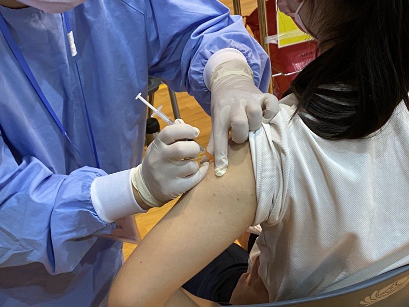 台南市慈濟高中、關廟國中昨天下午開打BNT疫苗，共1374名學生率先接種，截至今天上午有510人請疫苗假。圖／本報資料照片