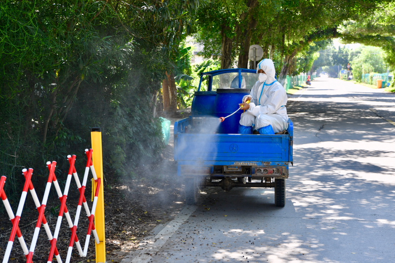 圖為防疫人員20日在廈門市同安區進行消毒作業。新華社