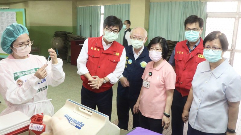 高雄市長陳其邁（左二）與教育局長謝文斌（右二），到道明中學關心學生疫苗接種情形。圖／高雄市教育局提供