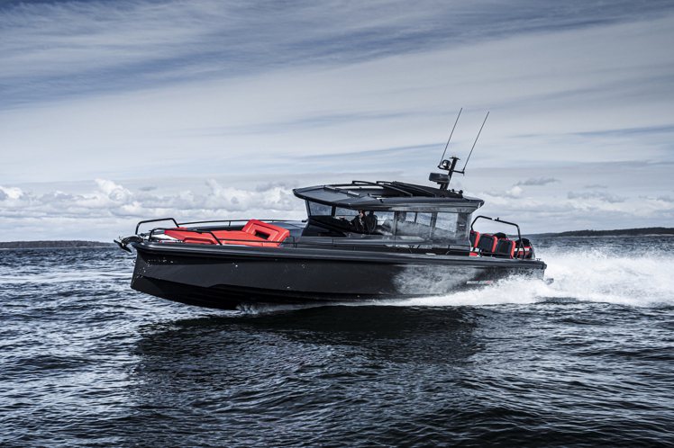 瑞士鐘表品牌沛納海（PANERAI）宣佈與德國遊艇品牌BRABUS合作，並以後者的ShadowBlackOps系列快艇為靈感，推出一只聯名專業潛水腕表。圖 / PANERAI提供