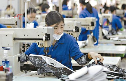 豐泰、志強位於越南的製鞋廠逐步復工。圖為製鞋廠資料照。（路透）