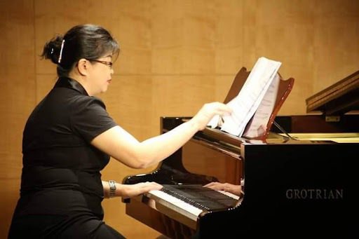 劉秦米老師擅長用鋼琴伴奏來幫助練唱。  圖／劉秦米提供