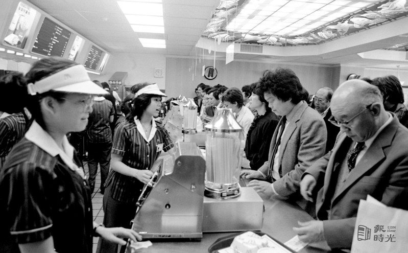 麥當勞速食餐點自獲我國核准正式開業後，其業績像一陣龍捲風，給我國餐飲市場帶來了莫大的震撼。圖為點餐情況。日期：1984/3/12．攝影：聯合報記者．來源：聯合報