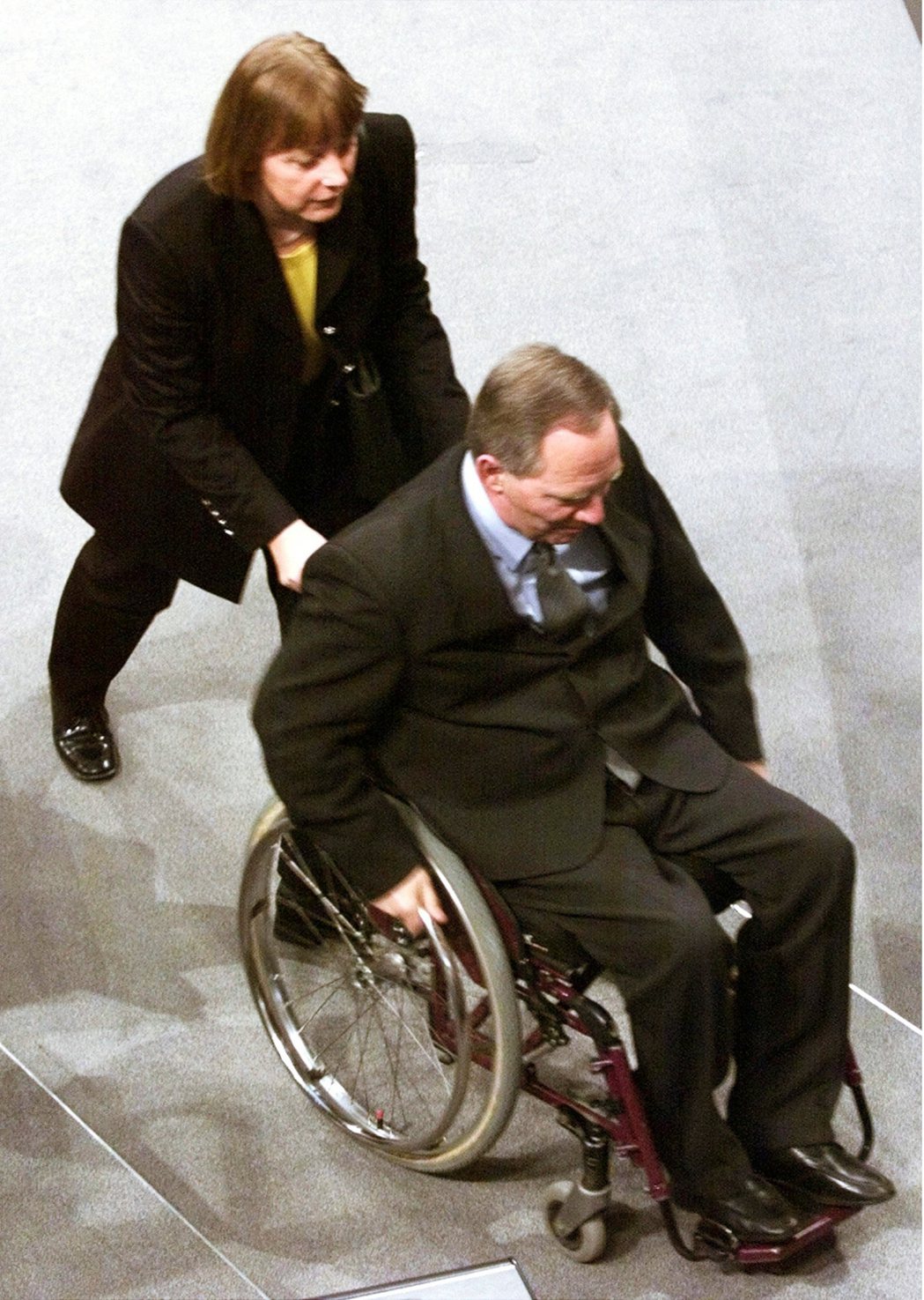 梅克爾當年「果斷割席」身陷獻金醜聞柯爾，是他政治生涯的代表之戰。圖為2000年1...