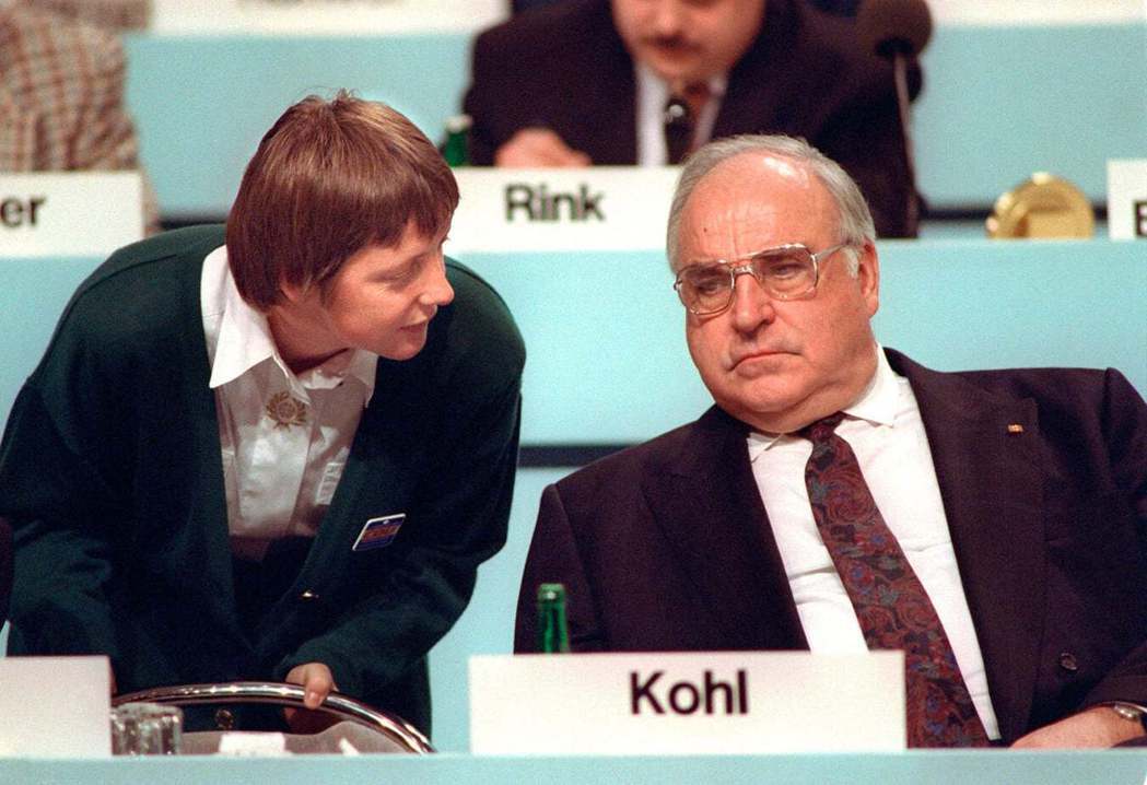 1990年10月3日，兩德統一，民主啟程正式併入基民盟，梅克爾乃於12月代表基民...