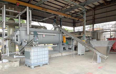 淼鴻能源替屏東酒廠安裝汙泥乾燥設備，原先含有90%的水分可降至35%。宋依靜/攝影。