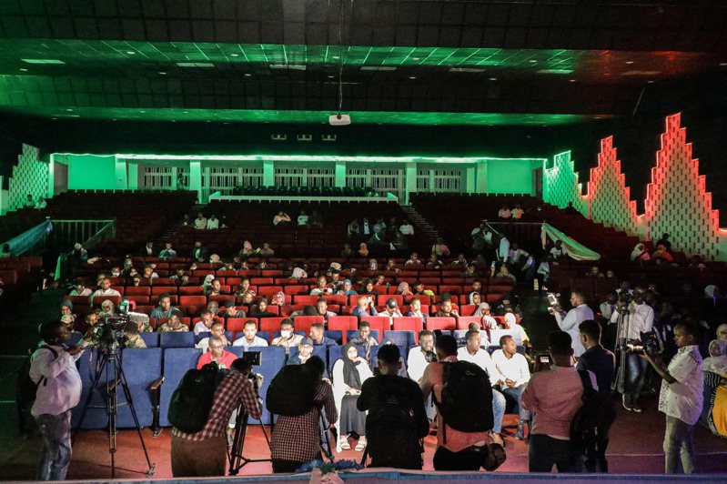 索马利亚22日举办30年来的「首场电影放映」，为这个饱受战争蹂躏的国家带来了文化复兴的希望。法新社(photo:UDN)