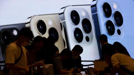 知情人士透露，蘋果公司可能下修今年的iPhone 13生產目標，最多減少1,000萬支，原因是晶片持續短缺，顯示蘋果成為供應鏈危機的最新受害者。記者季相儒／攝影