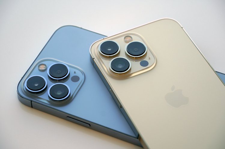 天峰藍、金色，是這次iPhone 13 Pro系列最熱賣的熱門色彩。記者黃筱晴／...
