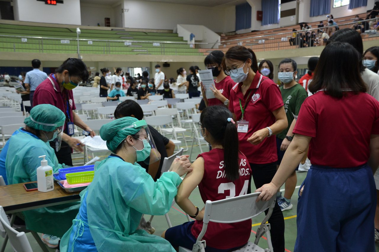 台南女中今天施打疫苗，學生表示打前緊張，打後輕鬆。記者鄭惠仁／攝影