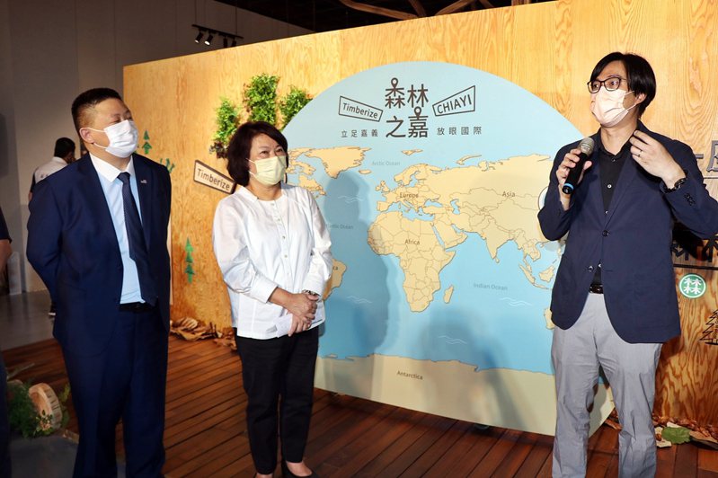 蔡孟廷（右起）向黃敏惠、禹道瑞說明「森林之嘉」木建築特色。記者卜敏正／攝影