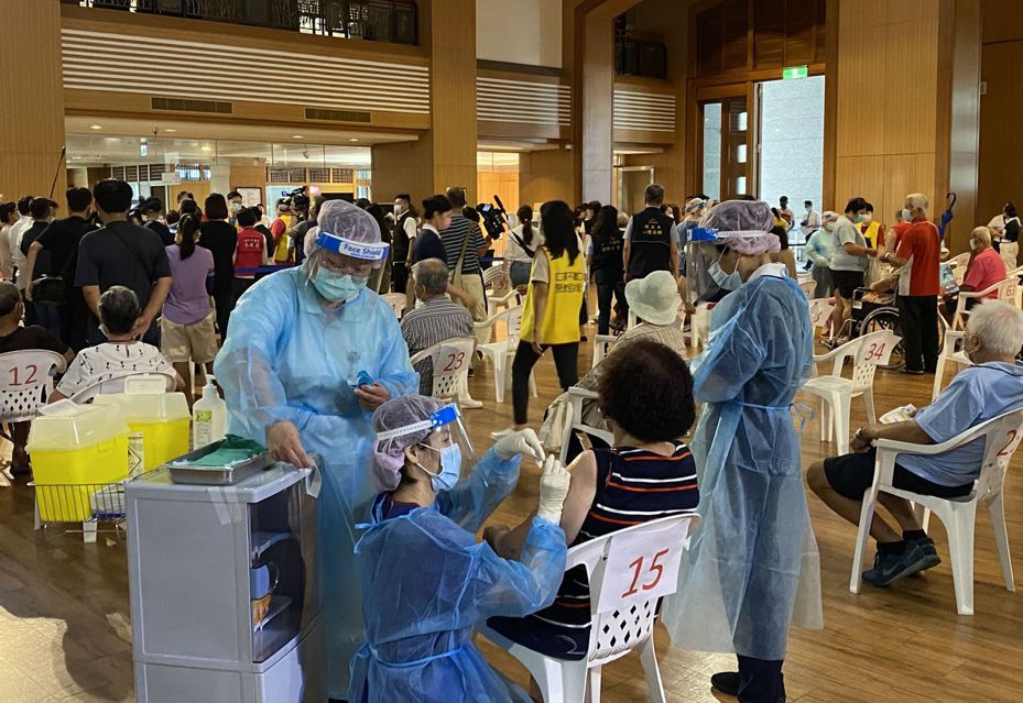 台中市長者9月15日到南屯慈濟台中靜思堂快打站接種第二劑AZ疫苗。記者趙容萱／攝影