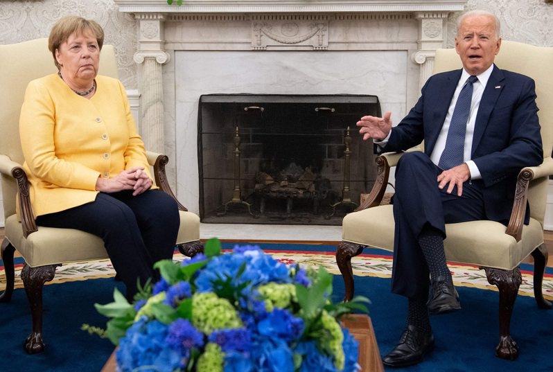 美國總統拜登與德國總理梅克爾，攝於7月。法新社