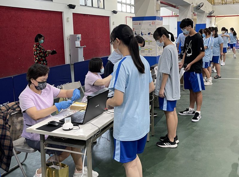 華南高商今天共有1237名學生接種疫苗，其中有7人感覺心跳過快或過敏送醫。記者卜敏正／翻攝